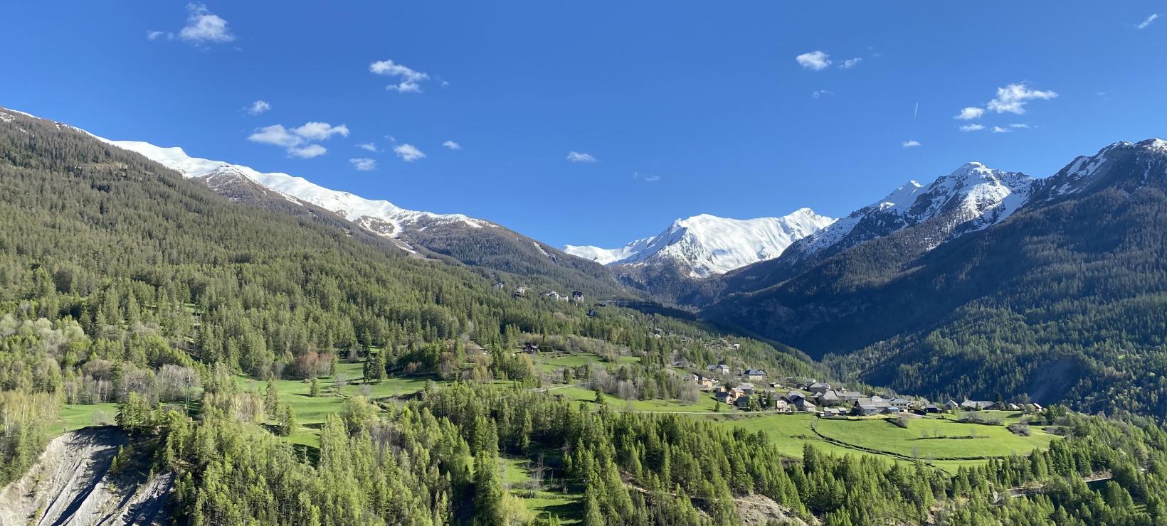 Vue sur le Hameau du Mélezet et de la Station des Orres au Printemps 2021